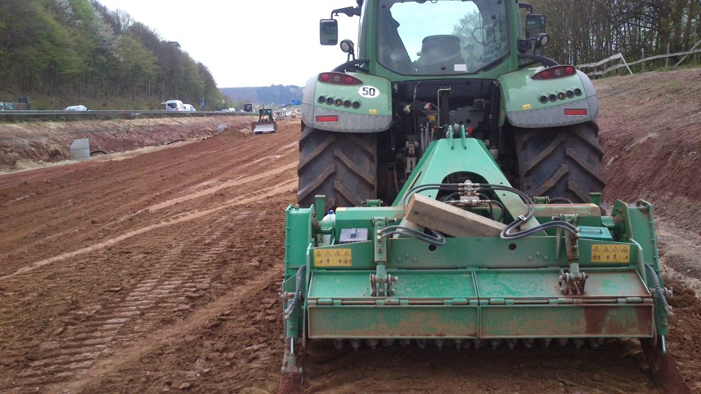 Baustelle Ein Steinbrecher auf der A3 Würzburg bricht große Steine im Erdplanum.